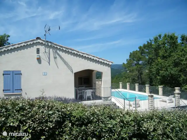 Le Sapin A en Francia, Ardecha, Les Vans - casa rural / cabaña Los setos bellamente plantados brindan privacidad