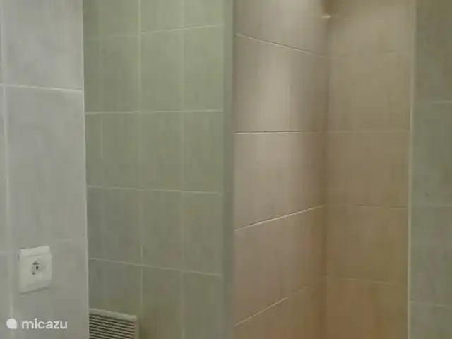 Le Sapin A en Francia, Ardecha, Les Vans - casa rural / cabaña El baño también tiene una ducha a ras de suelo.