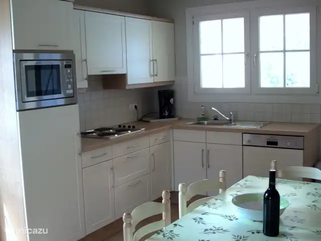 Le Sapin A en Francia, Ardecha, Les Vans - casa rural / cabaña La cocina es compacta y cómoda. Equipado con todos los elementos necesarios.