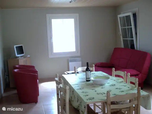 Le Sapin A en Francia, Ardecha, Les Vans - casa rural / cabaña Vista de la zona de estar y comedor