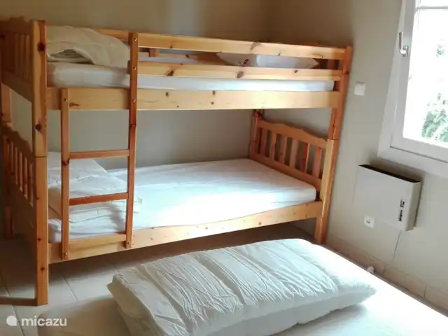 Le Sapin A en Francia, Ardecha, Les Vans - casa rural / cabaña Este dormitorio tiene una litera y un somier.