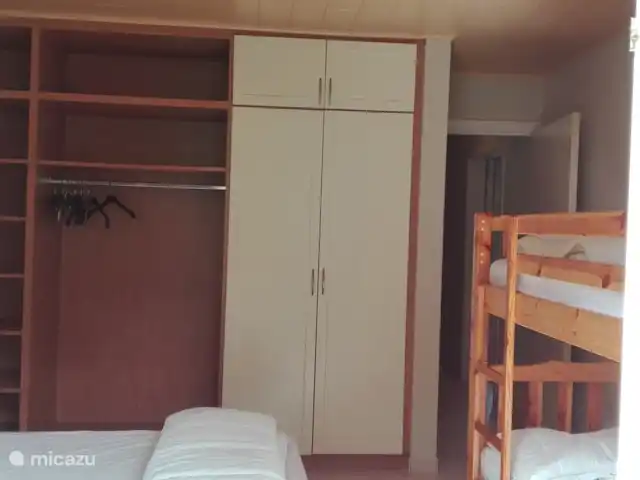 Le Sapin A en Francia, Ardecha, Les Vans - casa rural / cabaña Tiene suficientes opciones de almacenamiento para todo el equipaje.