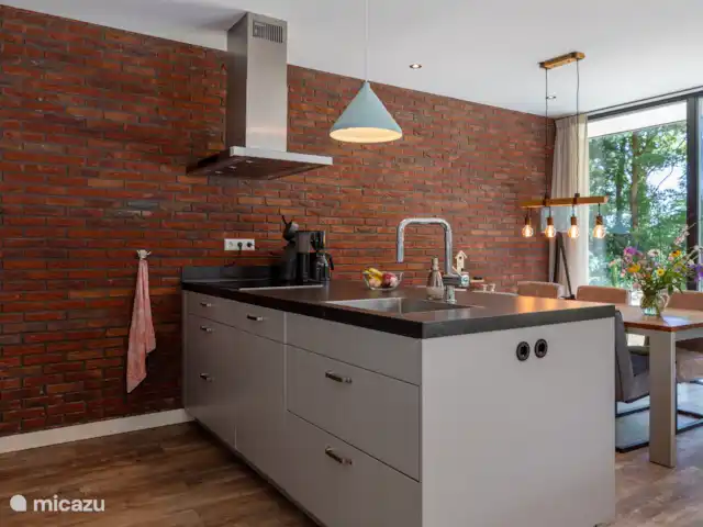 Bosvilla de Merel, unieke lokatie    huren in Nederland, Drenthe, Wateren - villa Keuken en eethoek in de Merel