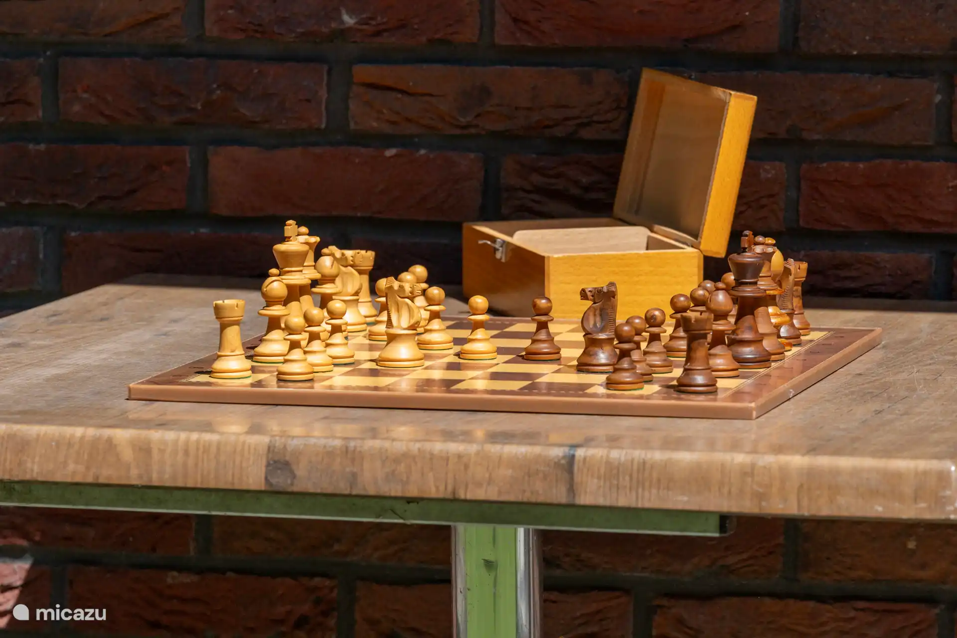 Gemütliche Sitzecken im Garten, Schach spielen zwischen Vogelgezwitscher