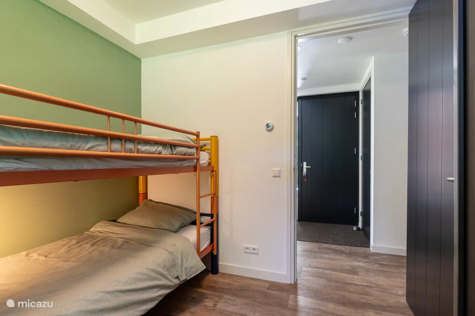 Kinderschlafzimmer mit schwerem Etagenbett, geeignet für Erwachsene