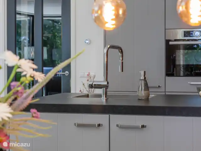 Bosvilla de Merel, unieke lokatie    huren in Nederland, Drenthe, Wateren - villa Keuken en eethoek in de Merel