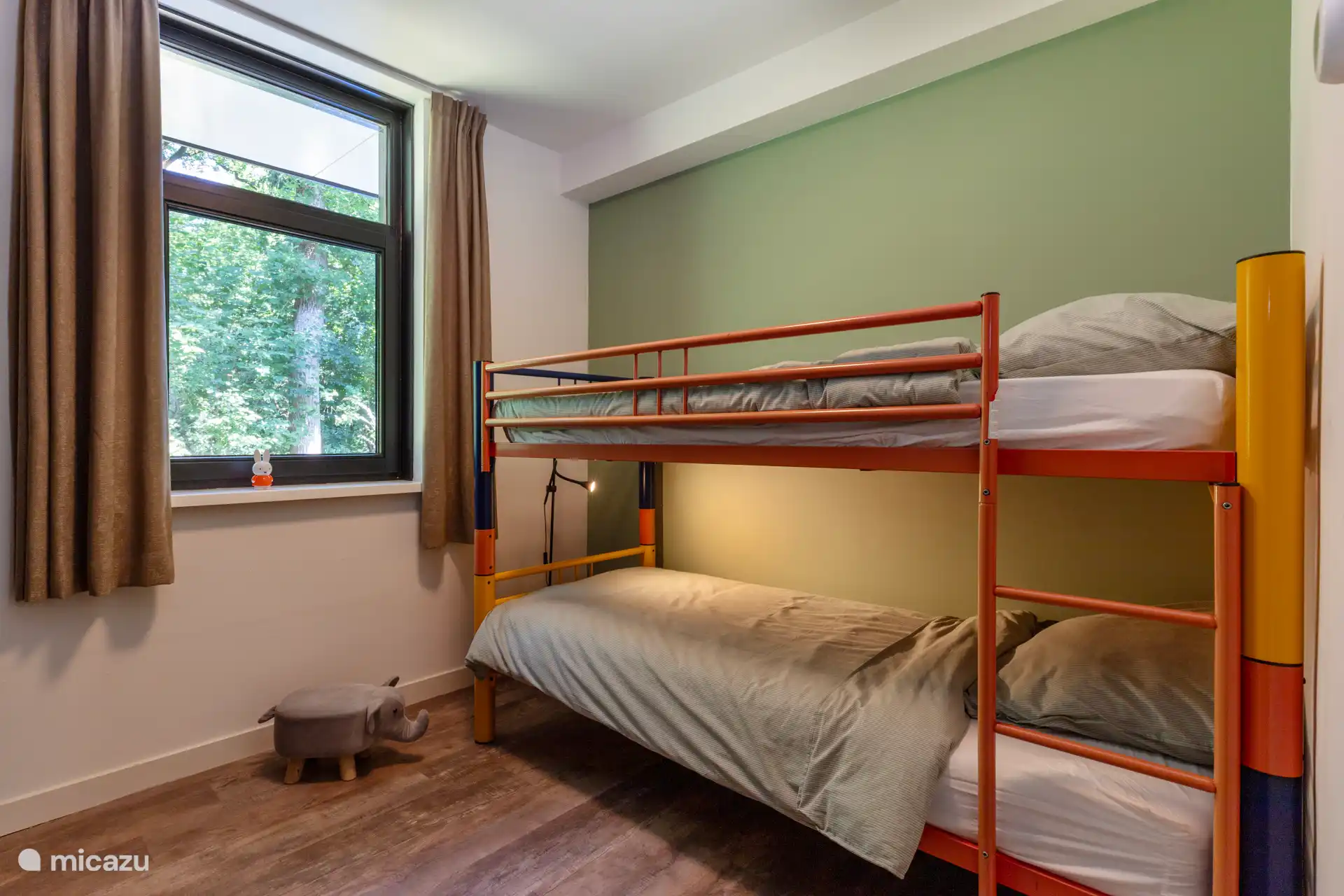 Kinderschlafzimmer mit schwerem Etagenbett, geeignet für Erwachsene