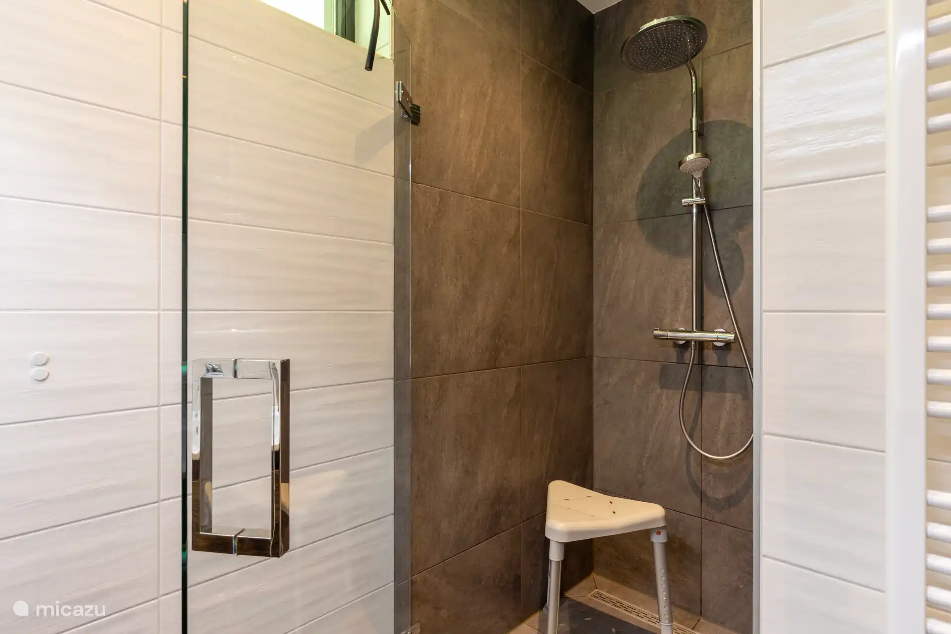 Badezimmer mit 2. WC und behindertengerechtem Hocker 