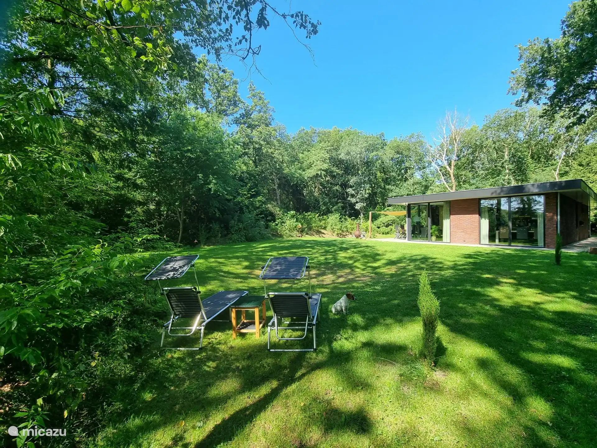 Es gibt mehrere Sonnenliegen und Sitzbereiche