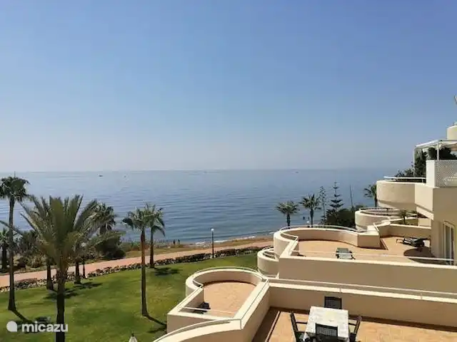 Bermudas Playa 37 en España, Costa del Sol, Estepona - apartamento Parte trasera del edificio