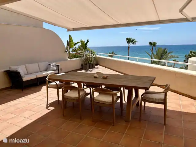 Bermudas Playa 37 en España, Costa del Sol, Estepona - apartamento toldo