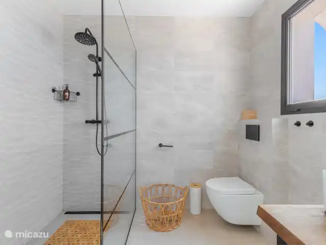 Location de Vacances Espagne, Costa del Sol, Nerja, maison de vacances - Maison Joya Nerja Salle de bain luxueuse avec vue imprenable sur l’océan, idéale pour une détente totale.