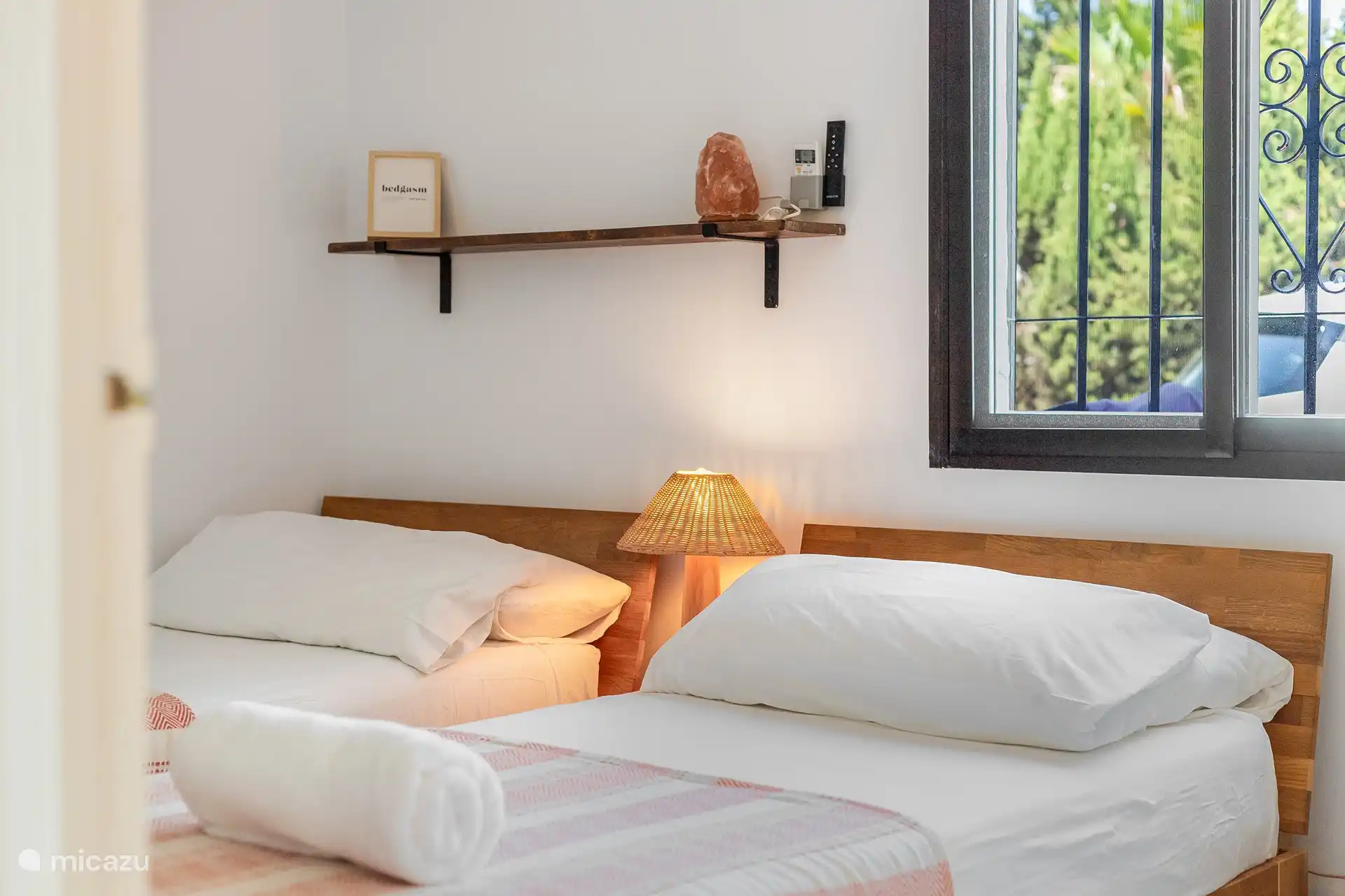 Adaptable second bedroom: choose a double bed or twin beds as desired.