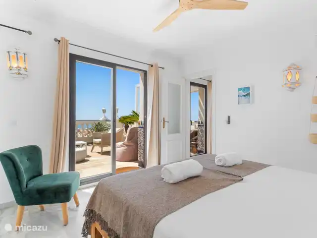 Location de Vacances Espagne, Costa del Sol, Nerja, maison de vacances - Maison Joya Nerja Chambre principale avec un lit double confortable et un accès privé à la terrasse.