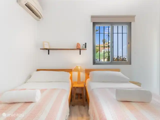 Location de Vacances Espagne, Costa del Sol, Nerja, maison de vacances - Maison Joya Nerja Chambre au rez-de-chaussée : Chambre luxueuse avec deux lits simples spacieux et un décor moderne.