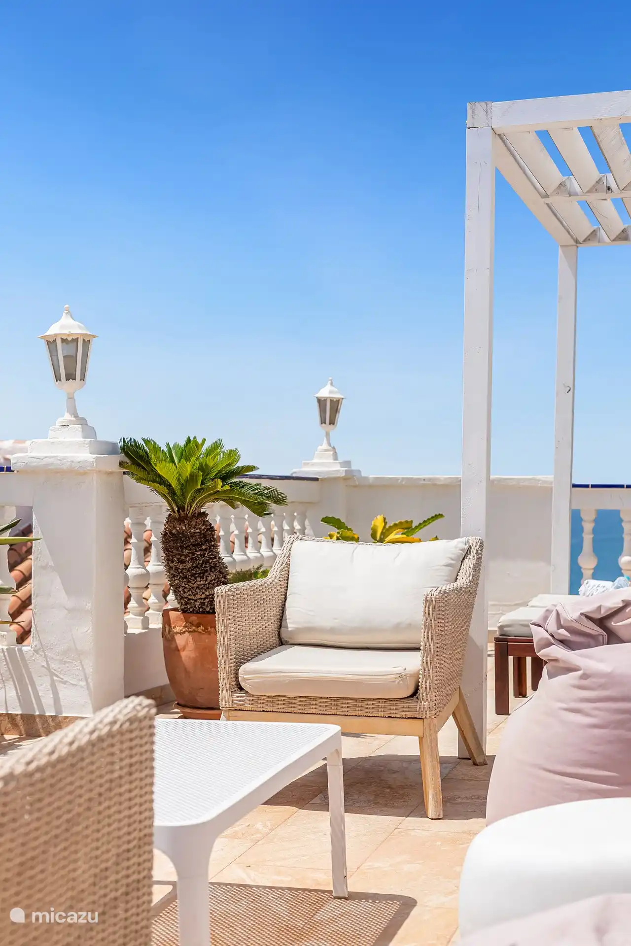 Relax in the evening sun on the roof terrace with views of the mountains and sea.