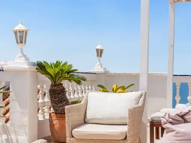 Location de Vacances Espagne, Costa del Sol, Nerja, maison de vacances - Maison Joya Nerja Détendez-vous au soleil du soir sur le toit-terrasse avec vue sur les montagnes et la mer.