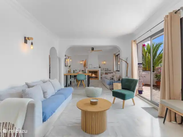 Location de Vacances Espagne, Costa del Sol, Nerja, maison de vacances - Maison Joya Nerja Séjour comprenant :
- 2 canapés modernes, banc et chaise d’appoint
- Tables basses
- Internet sans fil
- TV et beaucoup de jeux de société
- Salle à manger avec une grande table familiale