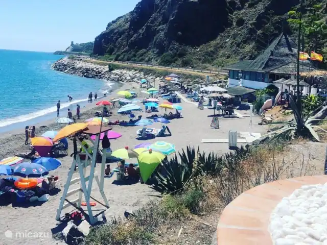 Location de Vacances Espagne, Costa del Sol, Nerja, maison de vacances - Maison Joya Nerja Playa Vilches (1 minute en voiture ou 10 minutes à pied). Pour 5 euros, vous pouvez louer un transat pour toute la journée.