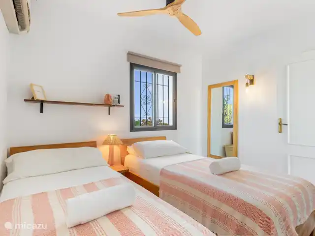 Location de Vacances Espagne, Costa del Sol, Nerja, maison de vacances - Maison Joya Nerja Chambre au rez-de-chaussée comprenant : 1x lit double (180×200) avec possibilité d’adapter à 2x lit simple (90×200)