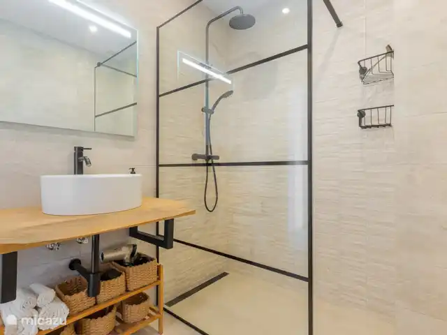 Location de Vacances Espagne, Costa del Sol, Nerja, maison de vacances - Maison Joya Nerja Salle de bains élégante avec douche à effet pluie et articles de toilette modernes.