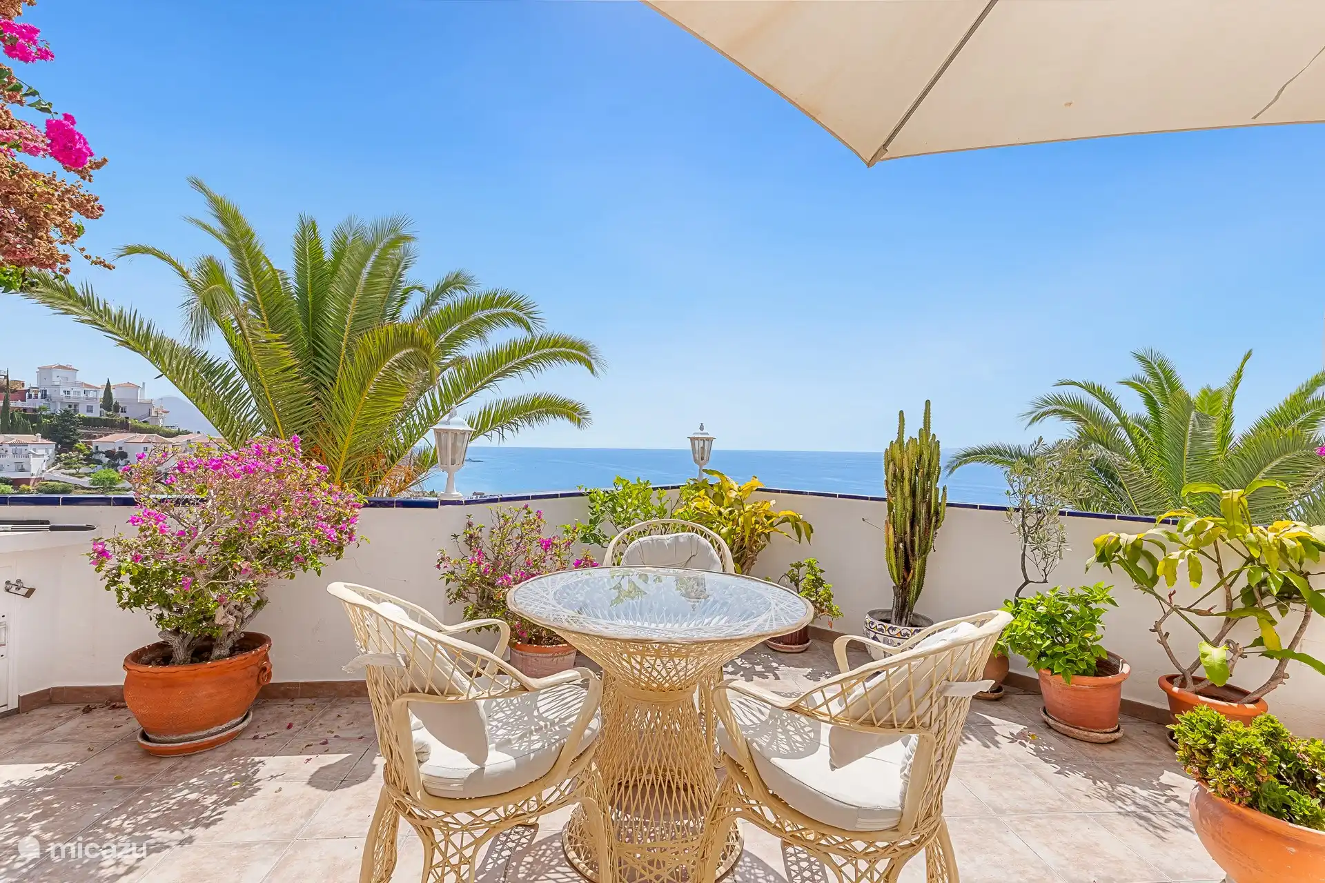 Terrace with dining area:
- Outdoor dining area with edible and 3 chairs with bench.
- Parasol for hot days
- Outdoor area ideal for breakfast/ lunch/ dinner