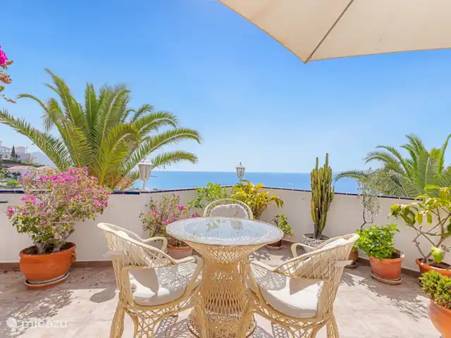 Location de Vacances Espagne, Costa del Sol, Nerja, maison de vacances - Maison Joya Nerja Terrasse avec coin repas :
- Salle à manger extérieure avec comestible et 3 chaises avec banc.
- Parasol pour les journées chaudes
- Espace extérieur idéal pour le petit-déjeuner / déjeuner / dîner