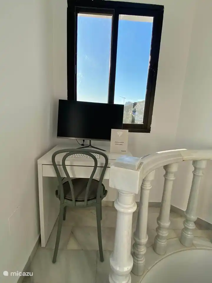 Take your laptop with you and enjoy the luxury of an extra screen to work behind.