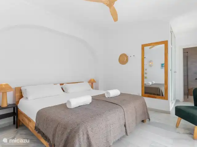 Location de Vacances Espagne, Costa del Sol, Nerja, maison de vacances - Maison Joya Nerja Laissez-vous envoûter par la vue imprenable sur la mer et profitez de l’atmosphère sereine de notre chambre lumineuse et moderne.