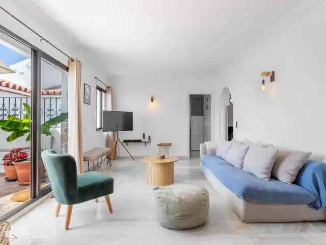 Location de Vacances Espagne, Costa del Sol, Nerja, maison de vacances - Maison Joya Nerja Salon spacieux avec un décor frais et de grandes fenêtres.