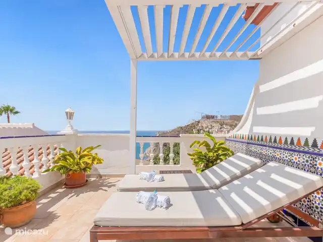 Location de Vacances Espagne, Costa del Sol, Nerja, maison de vacances - Maison Joya Nerja Se détendre sous la pergola, parfait pour un après-midi tranquille.