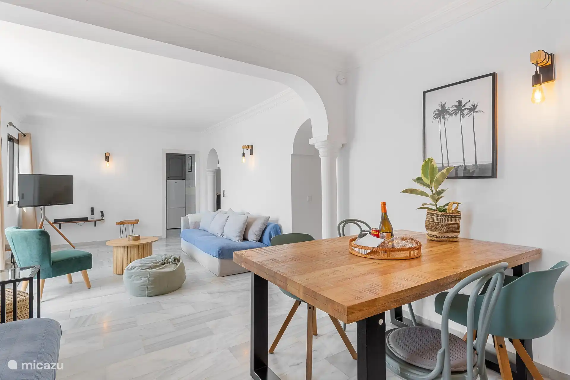 Comfortable living room with an attractive interior, where you immediately feel at home.