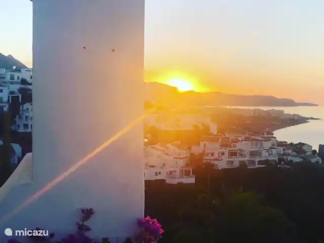 Location de Vacances Espagne, Costa del Sol, Nerja, maison de vacances - Maison Joya Nerja Lever de soleil depuis la terrasse sur le toit
