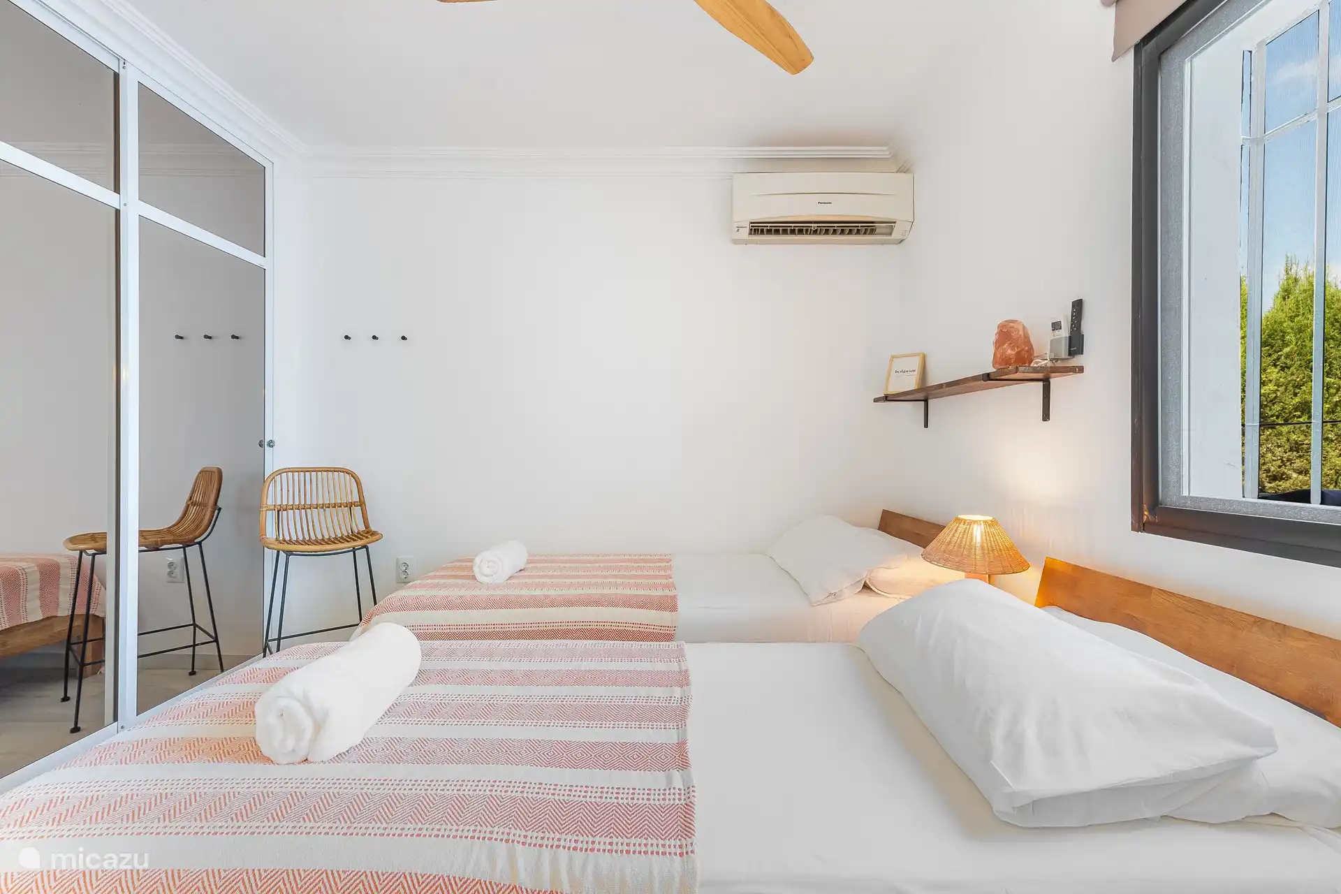 Tailor-made sleeping comfort in the second bedroom, with a double bed or two single beds.