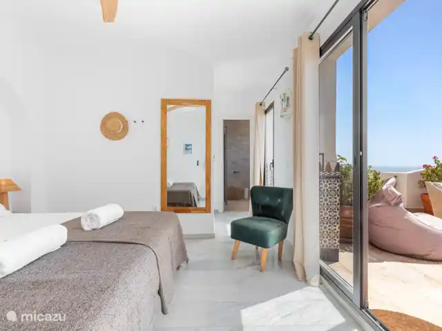 Location de Vacances Espagne, Costa del Sol, Nerja, maison de vacances - Maison Joya Nerja Chambre principale avec un lit double confortable et un accès privé à la terrasse.