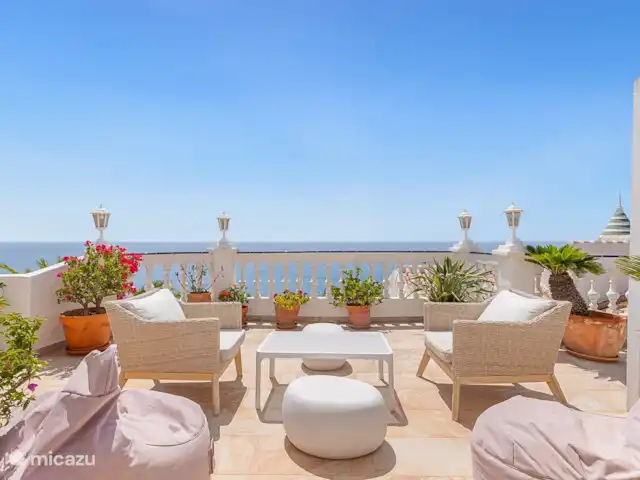 Location de Vacances Espagne, Costa del Sol, Nerja, maison de vacances - Maison Joya Nerja Profitez de la vue depuis la terrasse ensoleillée avec des sièges confortables.