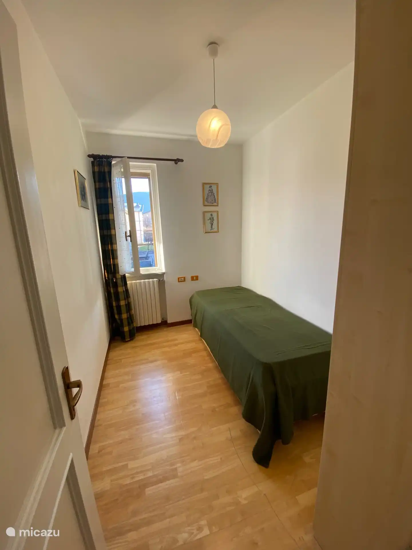 Kleines Schlafzimmer mit zwei Einzelbetten (stapelbar) und einem großen Kleiderschrank.