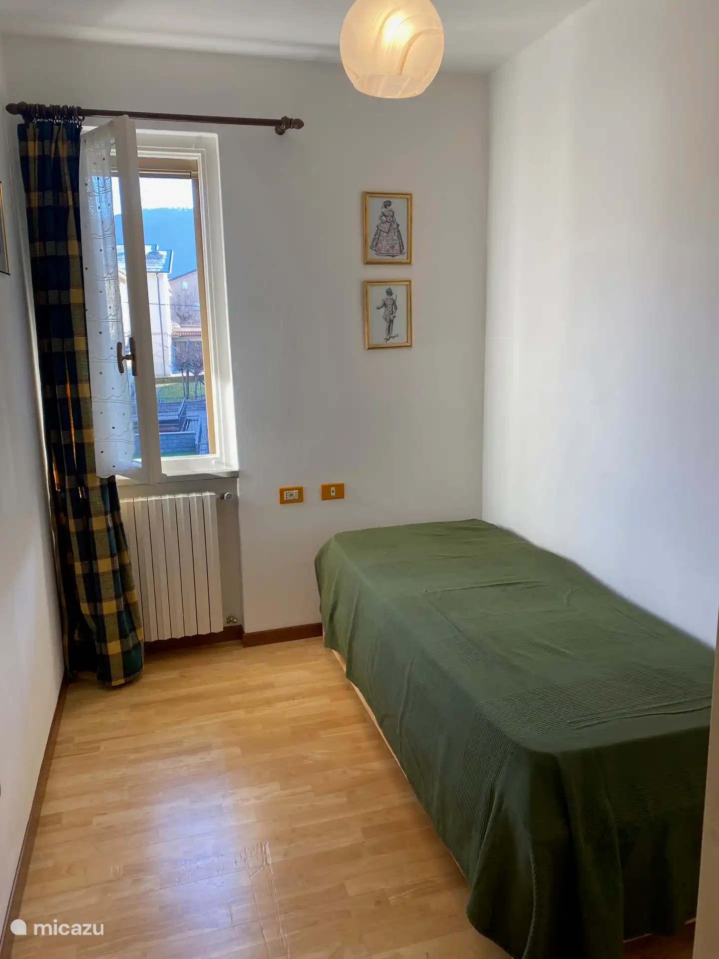 Kleines Schlafzimmer mit zwei stapelbaren Einzelbetten.