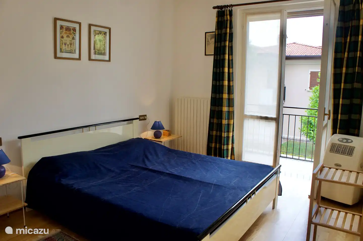 Großes Schlafzimmer mit Balkon