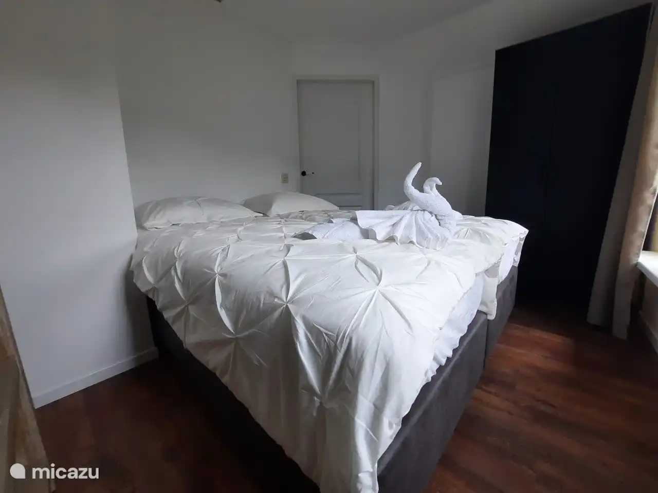 The bedrooms (2 pieces) are furnished with 2 1-person box springs with wonderful hotel quality mattresses.