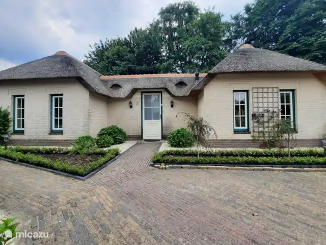 Aaltjes Hoeve | Pays-Bas, Gueldre, Ermelo - maison de vacances C'est la façade de la maison visible depuis le portail. A gauche de la photo se trouve la zone nuit de la maison avec 2 chambres et une salle de bain avec douche. Sur le côté droit de la maison se trouve la pièce à vivre avec un séjour et une cuisine ouverte.