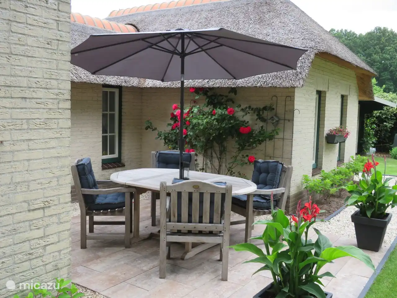 This terrace is located between the living and sleeping area of the house. You sit out of the wind in the sun.