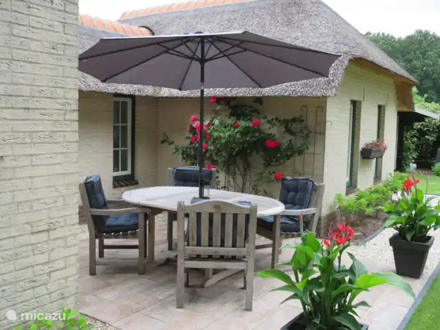 Aaltjes Hoeve | Pays-Bas, Gueldre, Ermelo - maison de vacances Cette terrasse est située entre le salon et la chambre à coucher de la maison. Vous êtes assis à l'abri du vent au soleil.