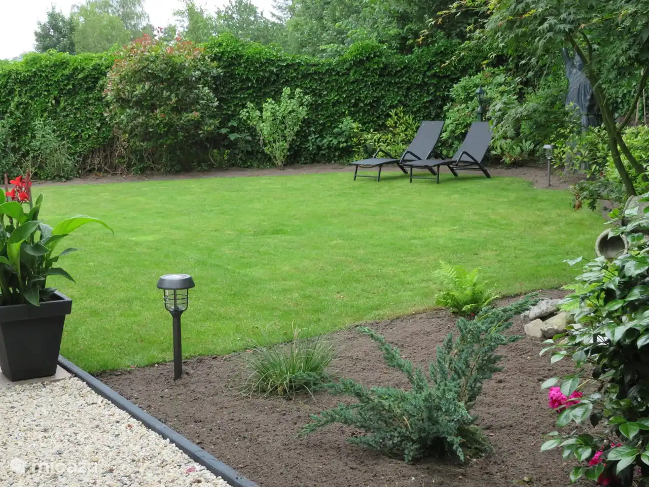 The lawn is behind the house and has plenty of privacy. The entire site is enclosed by high hedges and is located in a corner of the small-scale recreation park.