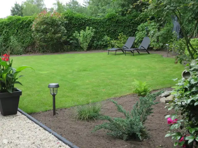 Aaltjes Hoeve | Pays-Bas, Gueldre, Ermelo - maison de vacances La pelouse est derrière la maison et offre beaucoup d'intimité. L'ensemble du site est entouré de hautes haies et est situé dans un coin du parc de loisirs à petite échelle.