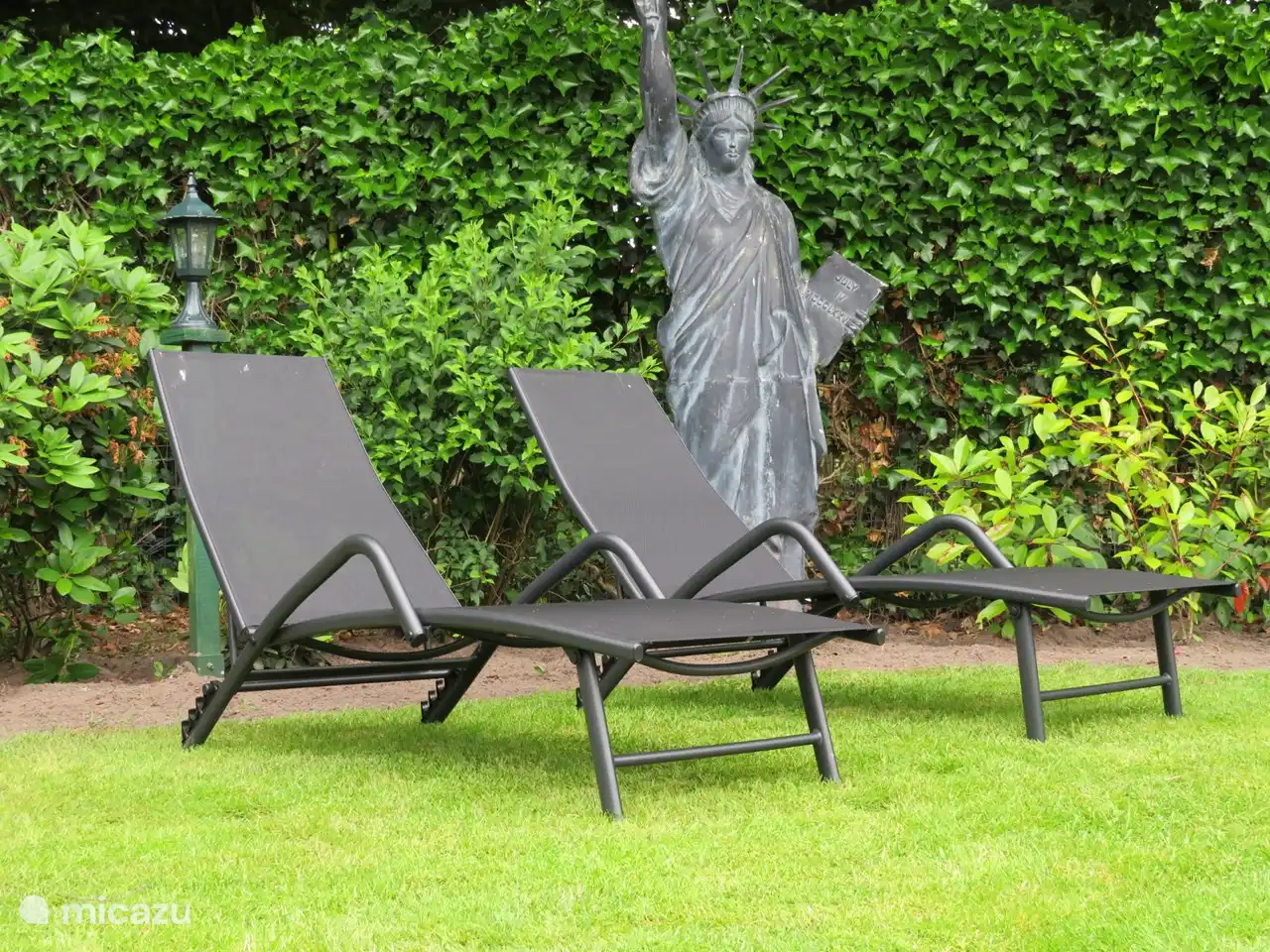 The garden has sun all day long. 2 sunbeds are available.