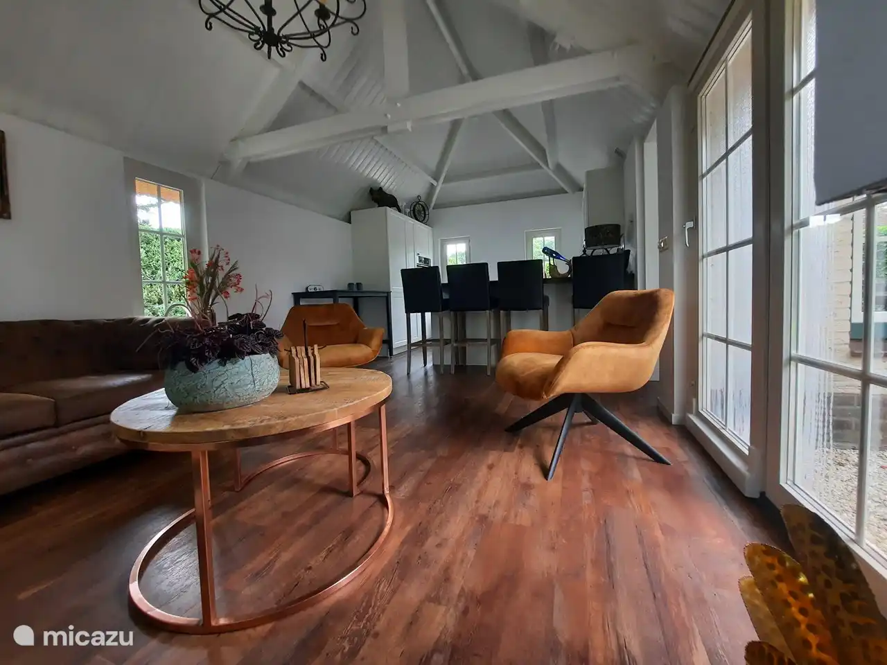 You look from the living room to the open kitchen which is equipped with an induction hob, dishwasher, fridge-freezer combination and self-cleaning oven. The kitchen is modern with ample cupboard space.