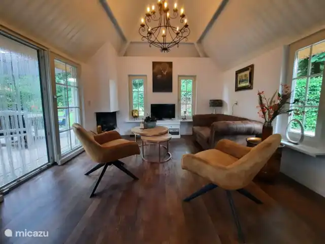 Aaltjes Hoeve | Pays-Bas, Gueldre, Ermelo - maison de vacances Le salon a une apparence luxueuse et chaleureuse avec une construction ouverte. La télévision est une télévision intelligente avec Netflix