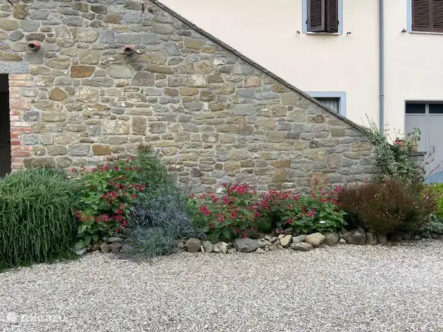 Villa Roccaccia - Tutte le Due | Italie, Ombrie, Tuoro sul Trasimeno - appartement Escalier en pierre devant la maison