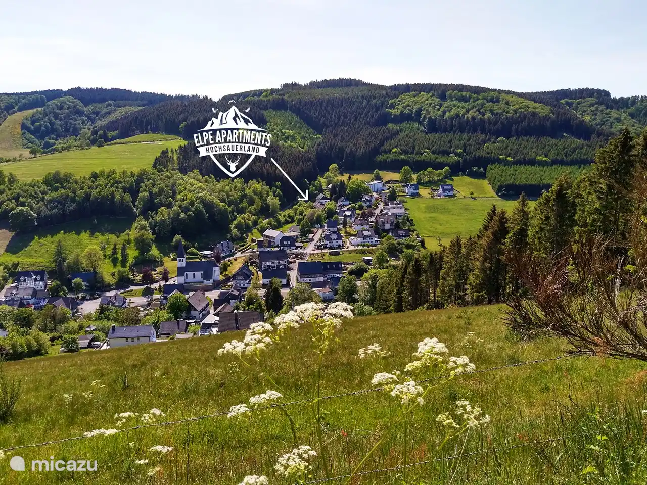 Das Hotel liegt im Dorf Elpe, am Waldrand